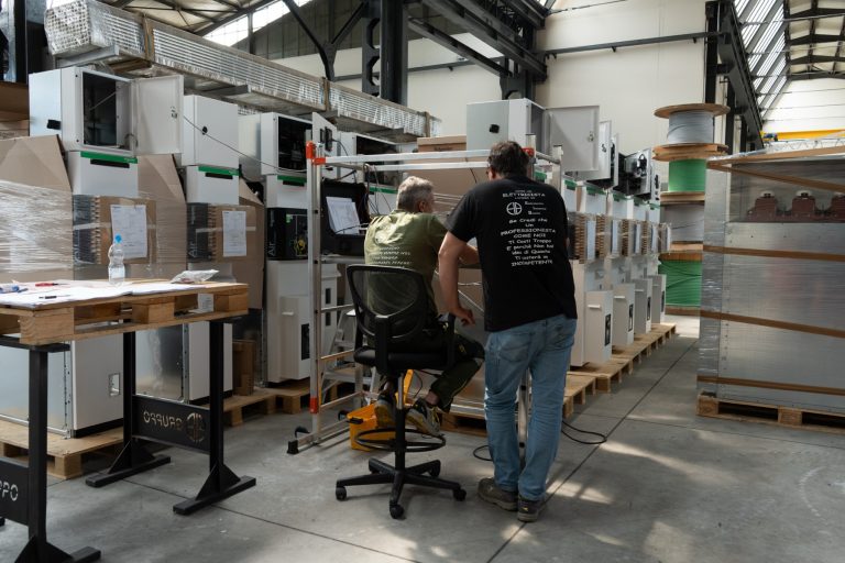 Tecnici Eurotrafo tra quadri elettrici e trasformatori in officina