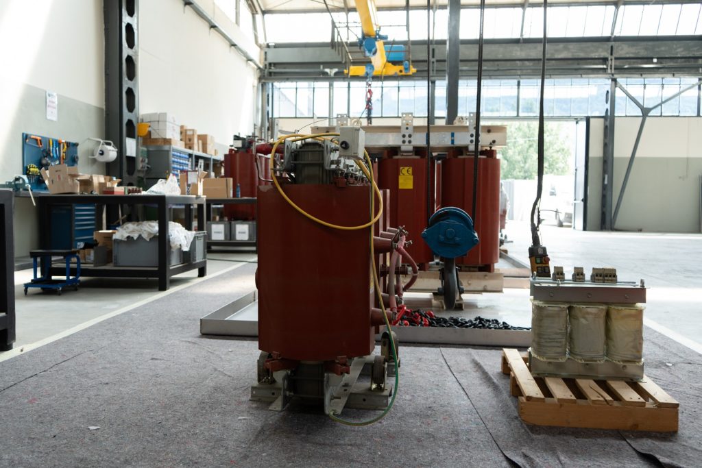 Trasformatore in olio in officina Eurotrafo per revisione