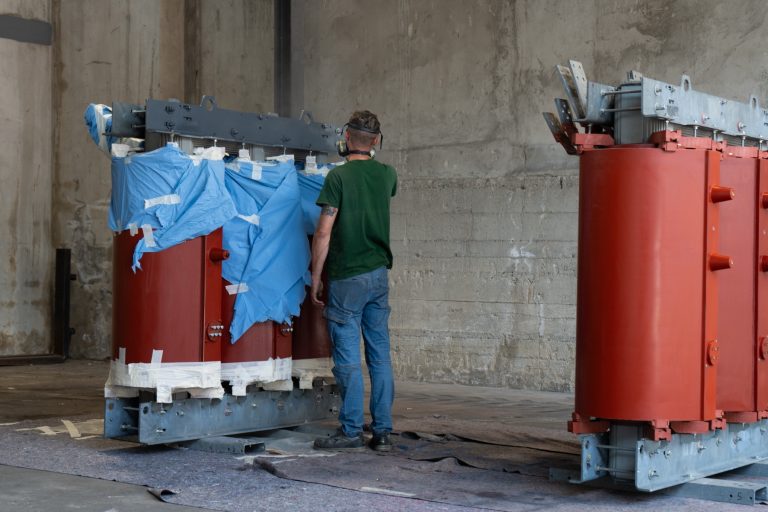 Tecnico Eurotrafo al lavoro su un trasformatore in resina in officina