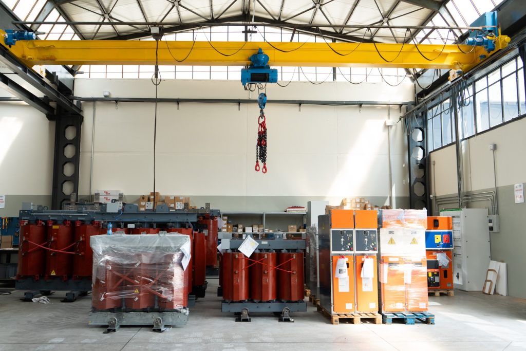 Officina Eurotrafo con carroponte e trasformatori in resina in attesa di manutenzione