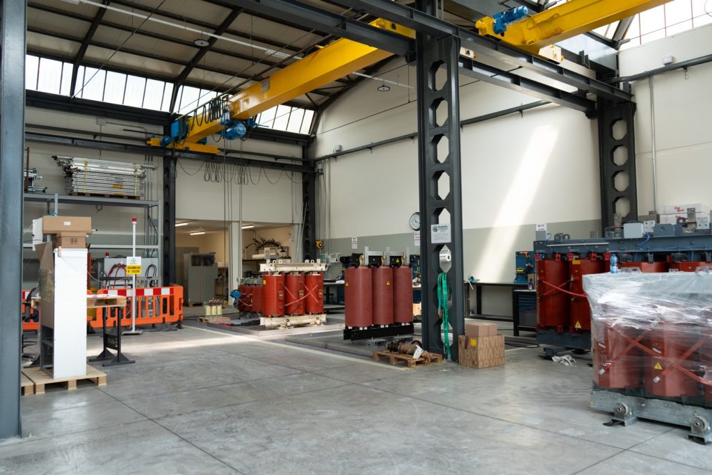 Officina Eurotrafo con carroponte e trasformatori elettrici in lavorazione