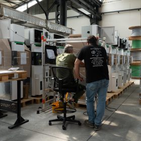 Tecnici Eurotrafo tra quadri elettrici e trasformatori in officina