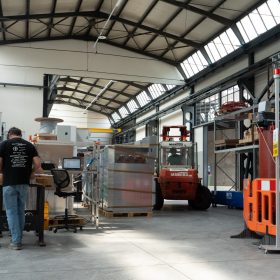 Tecnici Eurotrafo al lavoro nell'officina con carrello elevatore e quadri elettrici