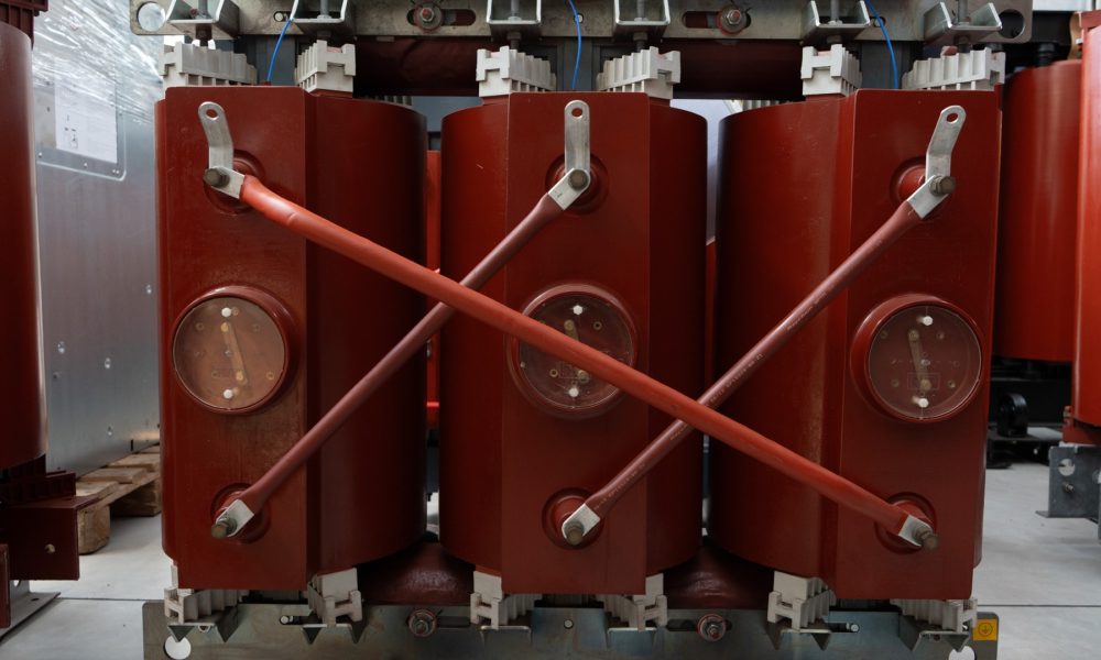 Avvolgimenti in resina di un trasformatore trifase visti frontalmente
