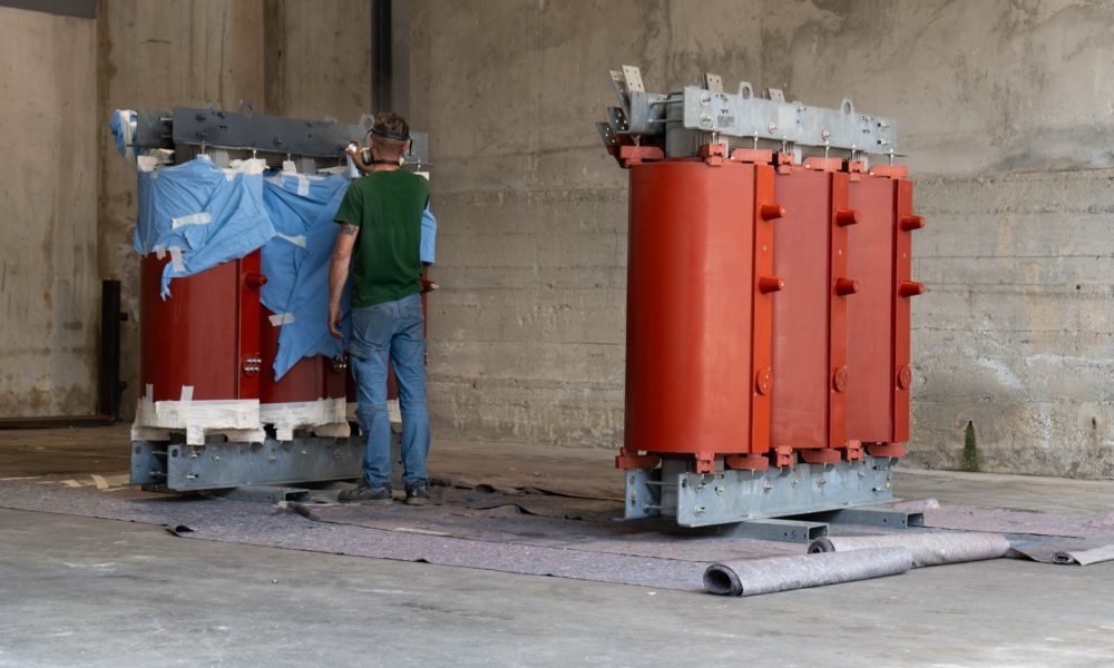 Tecnico Eurotrafo durante la manutenzione di un trasformatore in resina