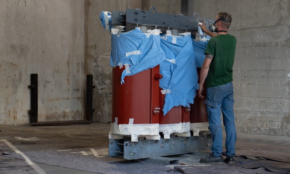 Tecnico Eurotrafo al lavoro su un trasformatore in resina in officina