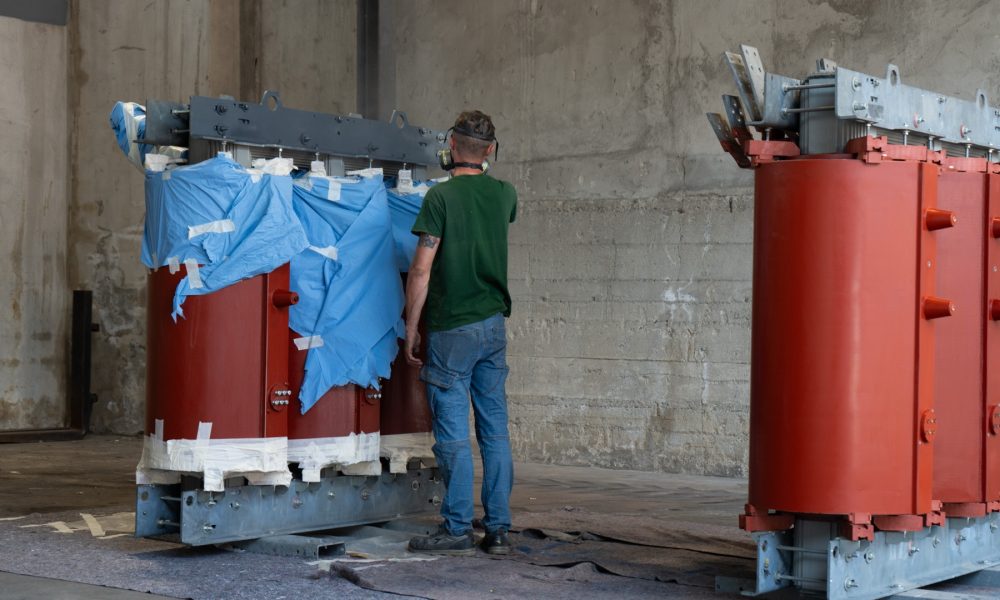 Tecnico Eurotrafo al lavoro su un trasformatore in resina in officina