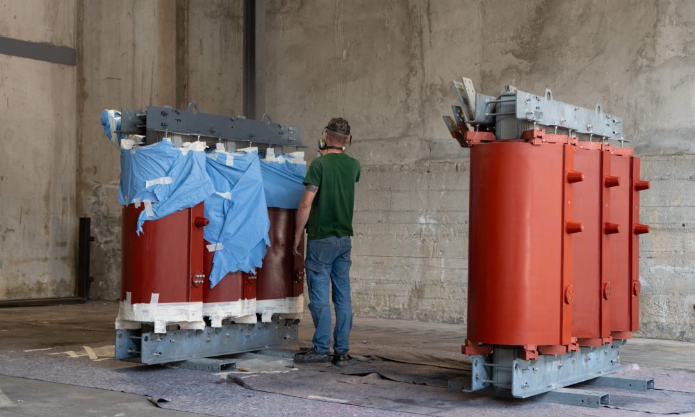 Tecnico Eurotrafo che prepara un trasformatore in resina per l'intervento